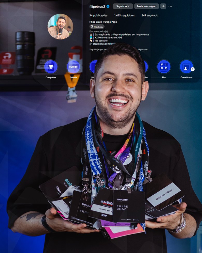 Filipe Braz segurando os crachás dos eventos e mentorias de marketing digital de que participou